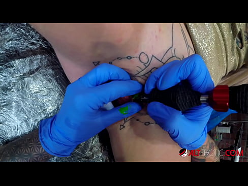 ❤️ Ekstrèmman tatoue hottie Sully Savage te fè yon tatoo sou klitoris li Ponografi bon jan kalite nan ht.dreamypassionjourney.ru